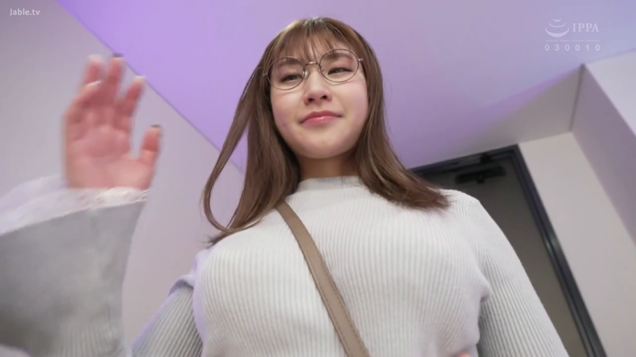 Indoor · Glasses · Stand · 巨乳 · Smile · Low-angle shot · 挥手 · 白色针织衫