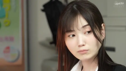 室内 · 面部 · 忧郁 · 侧身 · 正装 · 注视 · 成人剧照