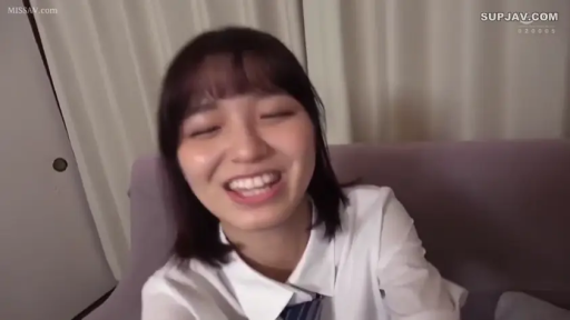 室内 · 坐姿 · 脸部特写 · 学生制服