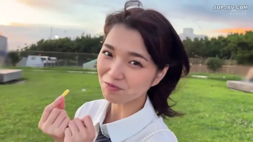 脸部 · 站立 · 展示 · 白衬衫 · 微笑 · 户外 · 黄色小物体