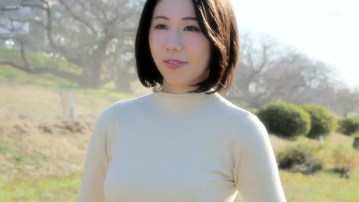 站立 · 微笑 · 半身 · 注视 · 户外 · 短发 · 白色毛衣