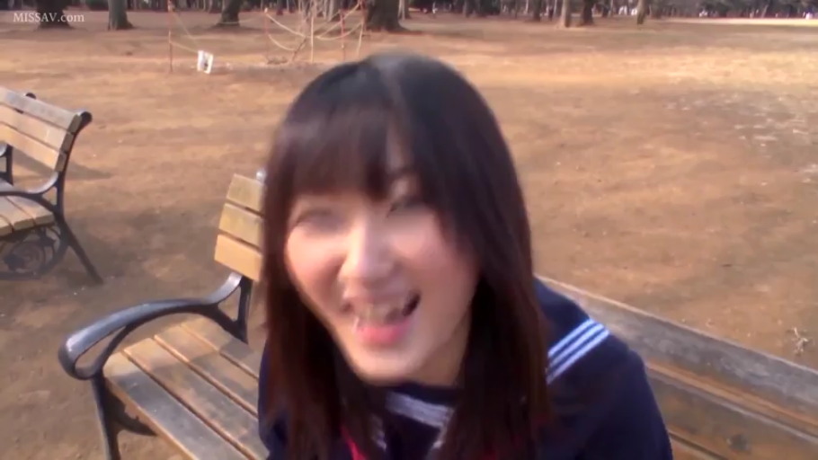 坐姿 · 面部 · 忧郁 · 白衬衫 · 注视 · 房间 · 长发