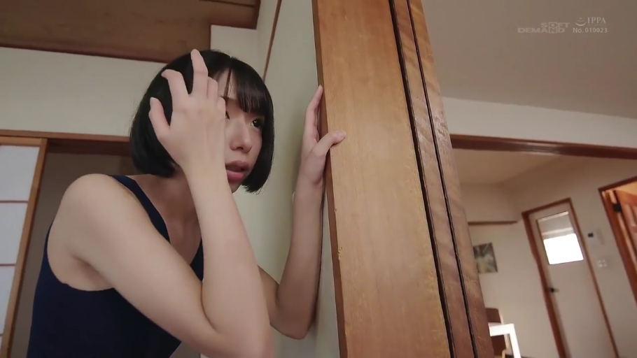 走廊 · 紧张 · 侧脸特写 · 深蓝色连体泳衣