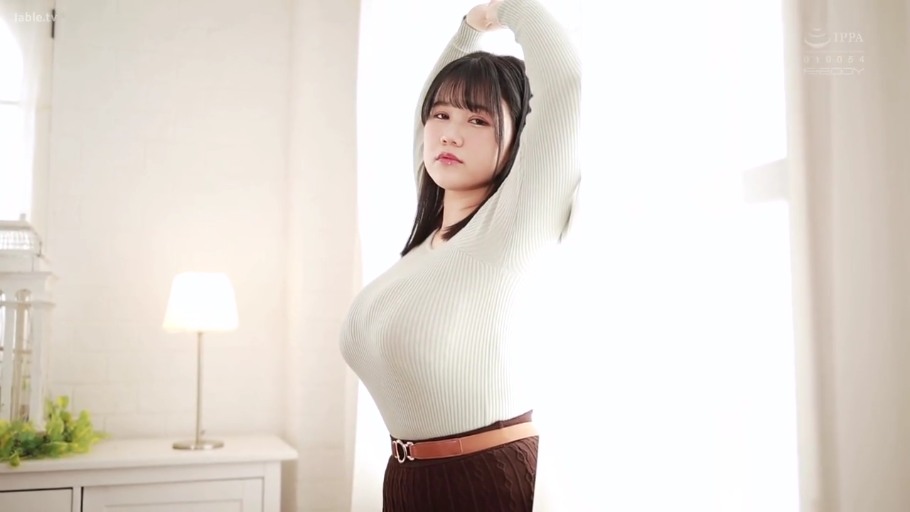 巨乳 · 台灯 · 上半身特写 · 冷淡 · 展示身材 · 简约室内 · 白色紧身毛衣 · 伸手抱头