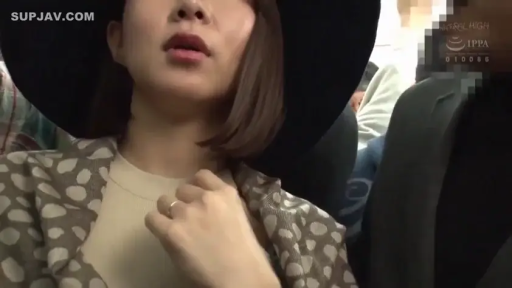 站立 · 面部特寫 · 電車 · 戒指 · 微张嘴 · 宽檐帽 · 拥挤 · 张望