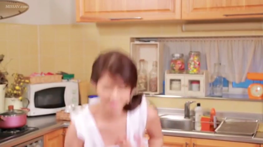 站立 · 半身 · 厨房 · 动态模糊 · 晃动 · 呐喊 · 微波炉 · 白色围裙