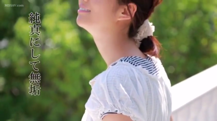 白色上衣 · 仰头 · 户外 · 侧脸特写