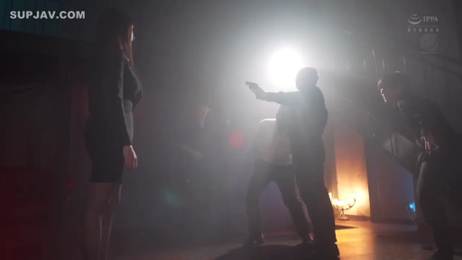 严肃 · 角色扮演 · 全景 · 仓库 · 对峙 · 持枪 · 手枪 · 黑色西服