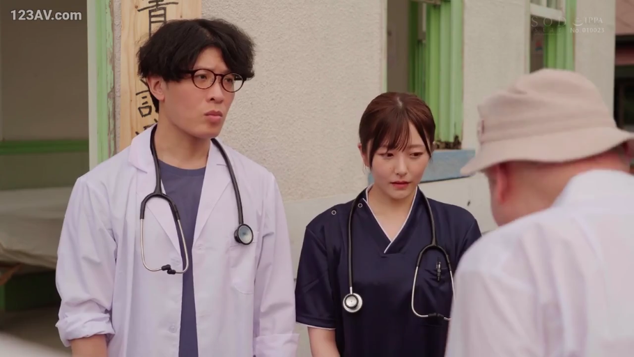 交谈 · 严肃 · 护士服 · 站立 · 中景 · 听诊器 · 诊所 · 医疗