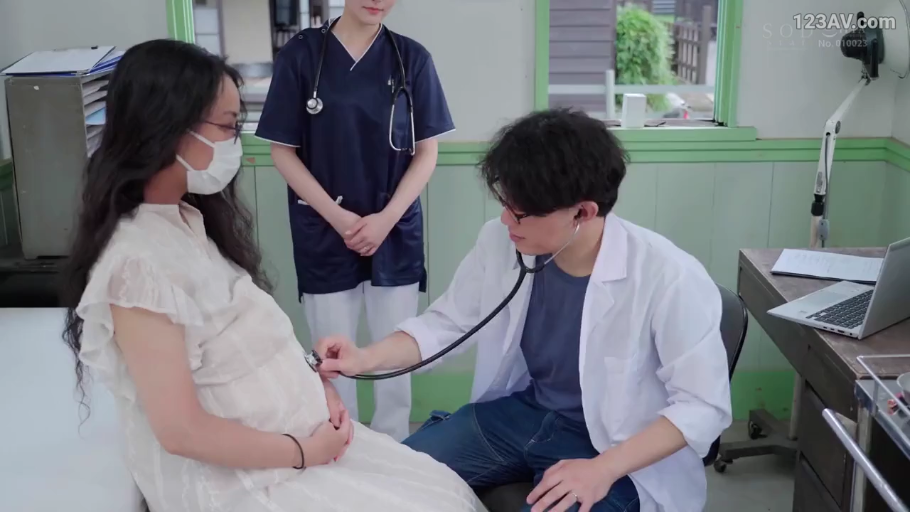 坐姿 · 专注 · 水印 · 听诊器 · 腹部特写 · 医院诊室 · 白色孕妇裙 · 产检