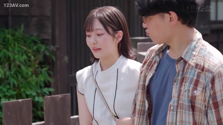 中景 · 行走 · 挎包 · 户外 · 日常服饰 · 平和 · 白天 · 同行