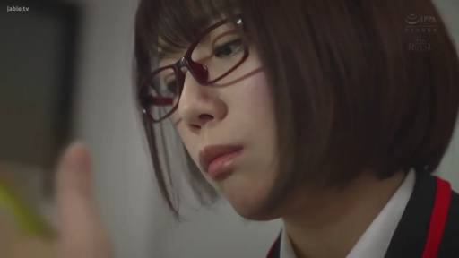 Indoor · Face · Glasses · 专注 · 制服 · 俯首 · 高角度 · 含入