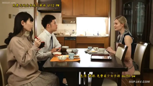 坐姿 · 平静 · 远景 · 多人 · 餐厅 · 居家服 · 用餐 · 餐具