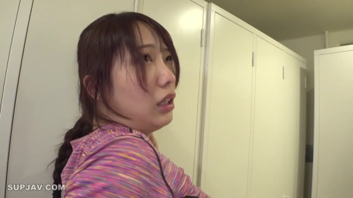 面部特写 · 更衣室 · 运动服 · 侧身回头