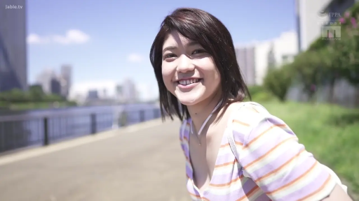 站立 · 半身 · 对视 · 户外 · 笑容 · 短发 · 条纹低胸衫