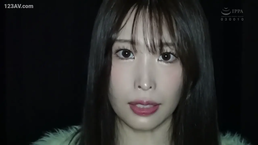 室内 · 脸部特写 · 注视 · 平淡 · 黑发齐刘海 · 正对面部 · 绿色毛绒上衣