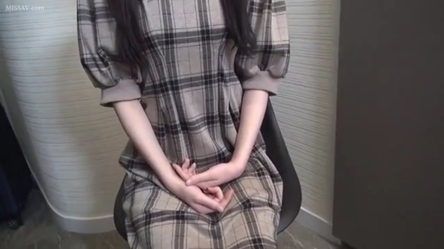 室内 · 坐姿 · 椅子 · 手部特写 · 格子连衣裙 · 双手交叠 · 服饰展示