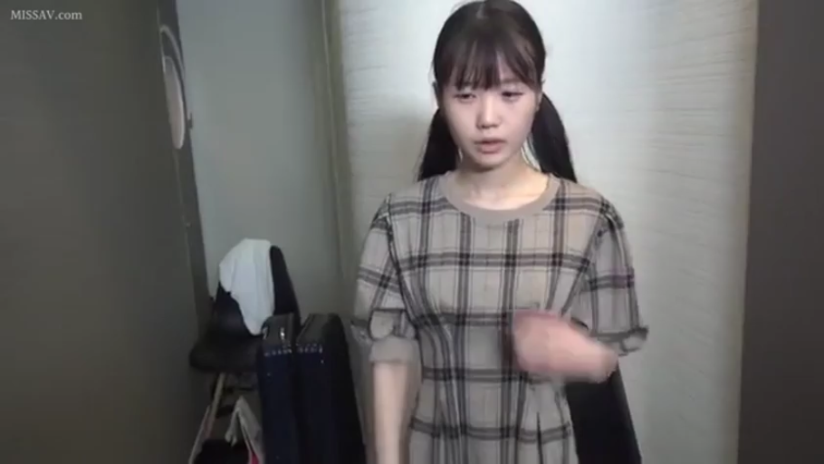 室内 · 半身 · 站立 · 呆滞 · 居家 · 椅子 · 格纹连衣裙 · 整理衣服