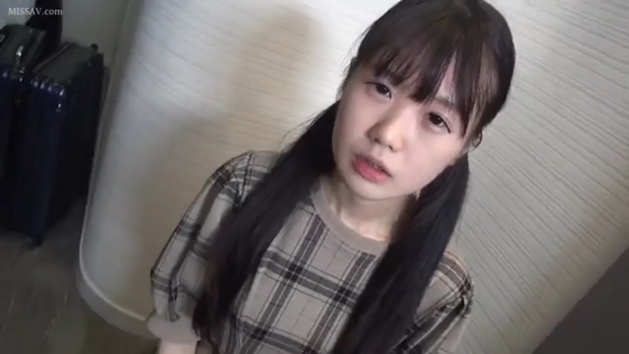 格子衬衫 · 室内 · 站立 · 行李箱 · 面部特写 · 呆滞 · 注视镜头 · 俯视镜头