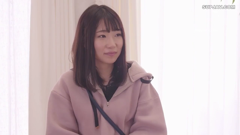 坐姿 · 半身特写 · 注视 · 室内房间 · 黑色长发 · 粉色连帽衫 · 腼腆微笑