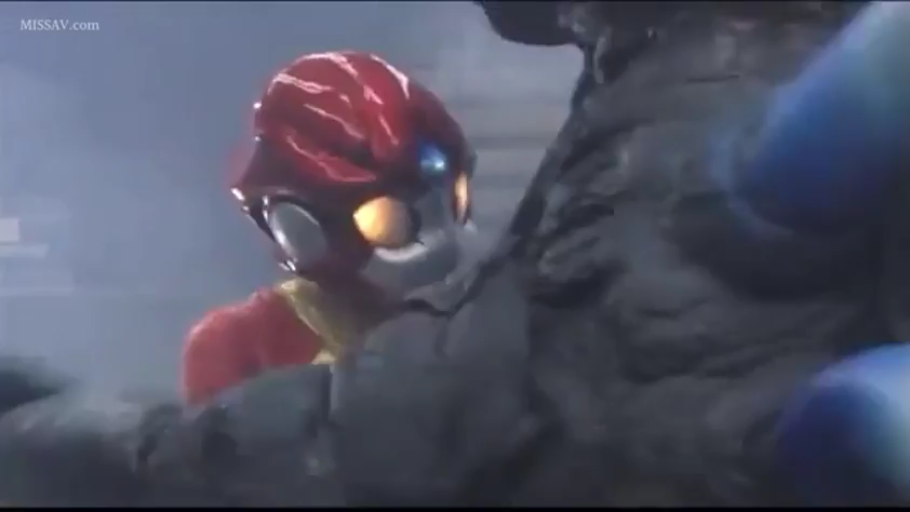 室内 · 上半身特写 · 被压制 · 紧身特摄服