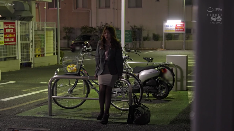 全身 · 职业装 · 户外 · 倚靠