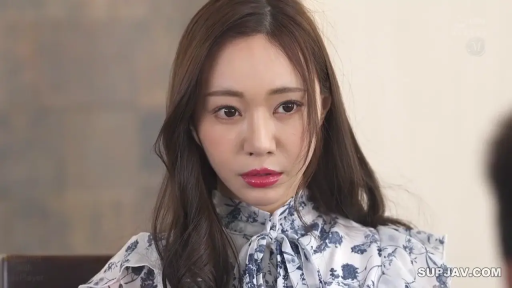 Indoor · Sitting Posture · Close-up of the face · 长发 · Floral shirt · indifferent