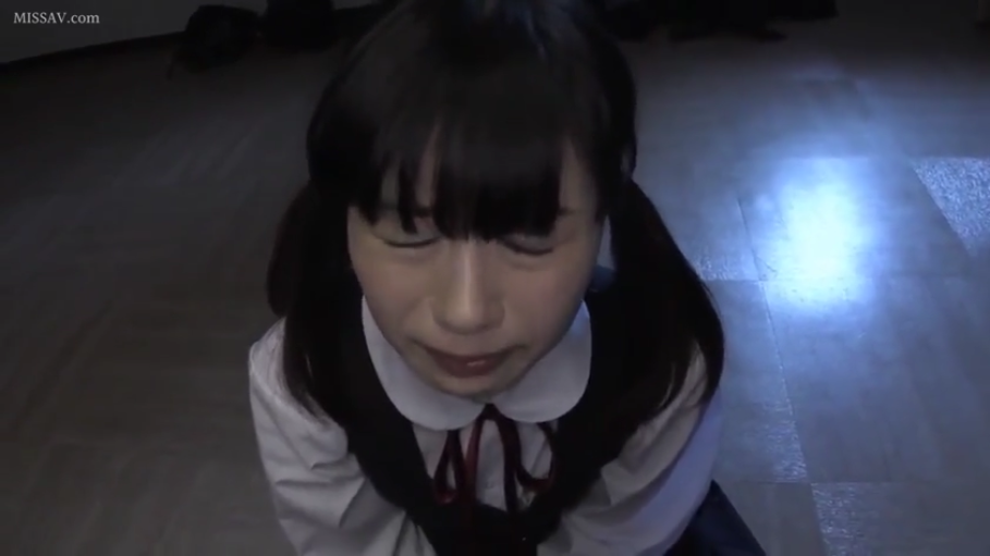 昏暗房间 · 羞耻 · 头部特写 · 深色背心裙