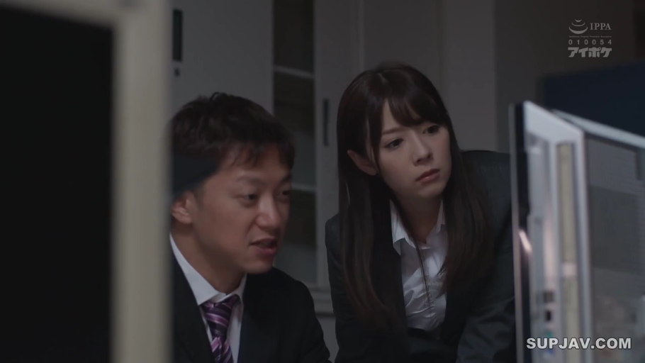 坐姿 · 严肃 · 办公室 · 中景 · 电脑 · 职业装 · 职场 · 注视屏幕