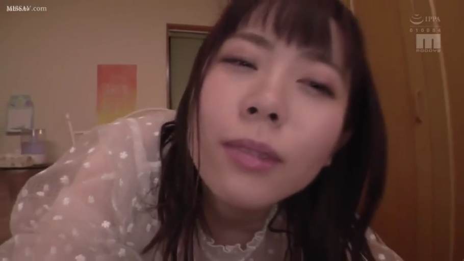 室内 · 俯身 · 脸部特写 · 迷离 · 长发 · 凝视镜头 · 白色蕾丝透视上衣