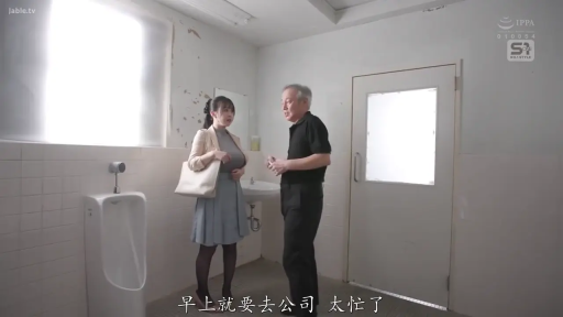中景 · 挎包 · 红色外套 · 户外 · 大笑 · 走姿 · 背景模糊 · 漫步