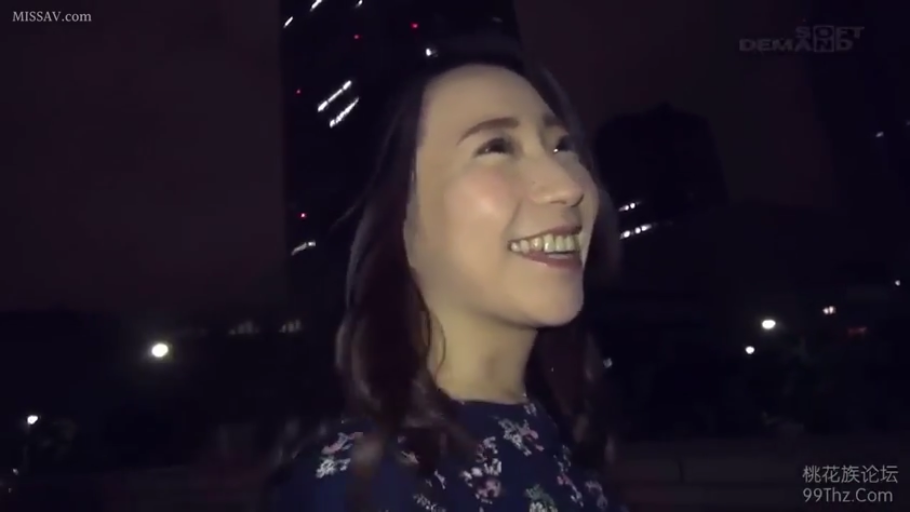 Conversation · Stand · Smile · Mature woman · Floral print dress · 头部特写 · 户外夜晚