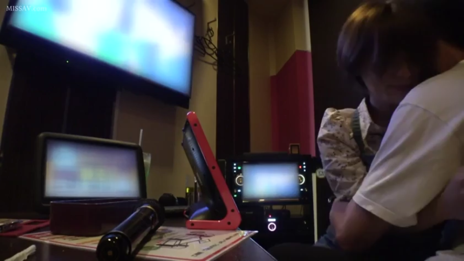 擁抱 · 昏暗 · 模糊 · 亲昵 · 麦克风 · 碎花上衣 · KTV