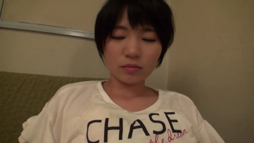 坐姿 · 忧郁 · 沙发 · 面部特写 · 注视 · 房间 · 短发 · 白色文字T恤