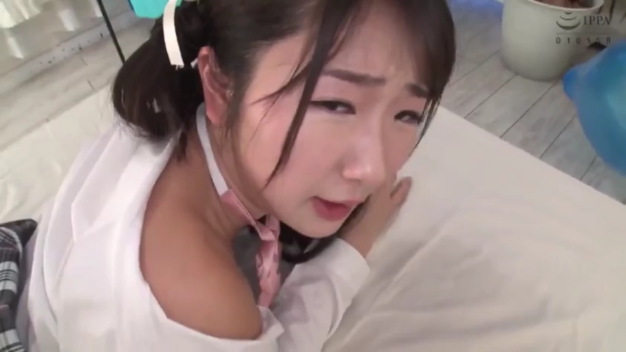 委屈 · 脸部特写 · 卧室 · 日本AV · 校园制服 · 凝视镜头 · 趴在床上