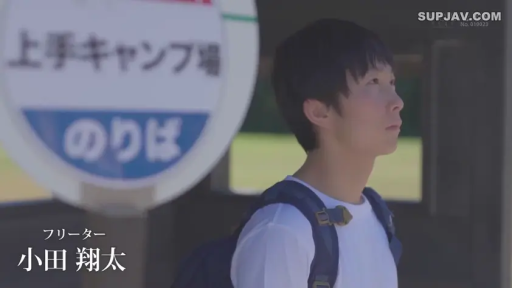 站立 · 白いTシャツ · 侧脸特写 · 公交车站