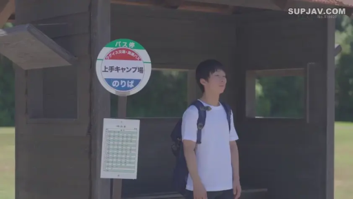 站立 · 平靜 · 户外 · 白T恤 · 等待 · 男子 · 公交牌