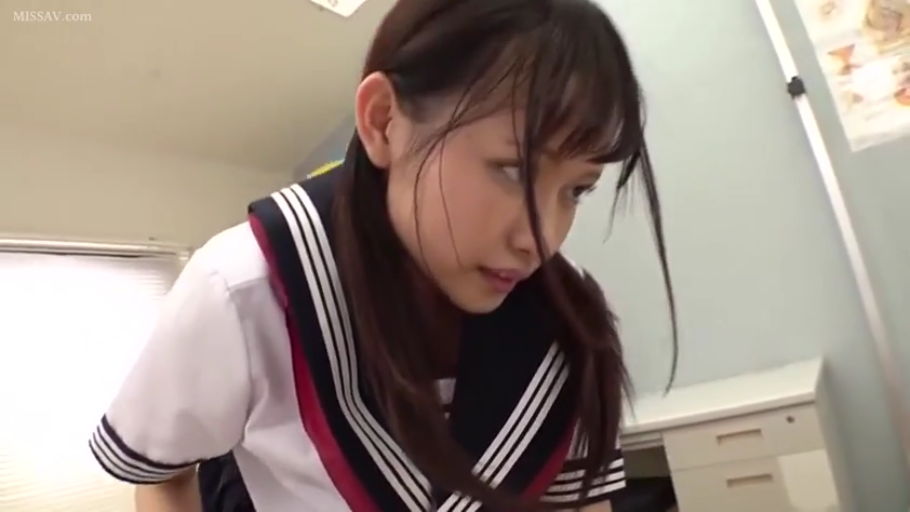 室内 · 专注 · 课桌 · 凝视 · 上半身 · 水手服 · 长发 · 前倾