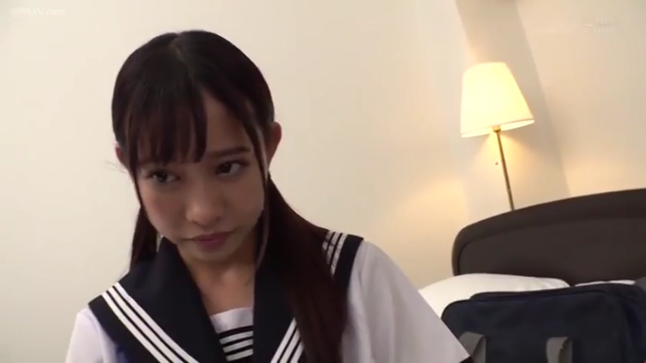 座り姿勢 · 寝室 · 恥ずかしがり屋 · デスクライト · 顔のクローズアップ · 凝視 · 水手服 · 长发