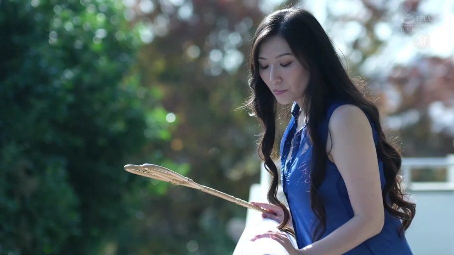 站姿 · 平静 · 半身 · 观察 · 户外 · 长发 · 蓝色无袖衬衫 · 长柄工具