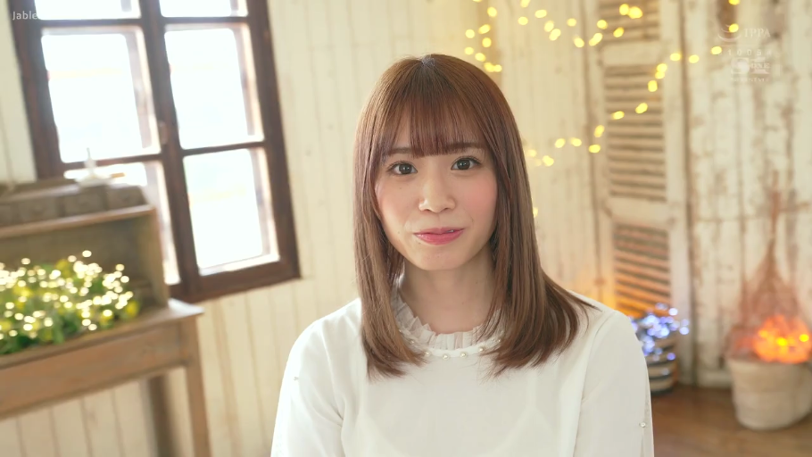 白色蕾丝上衣 · 室内房间 · 端坐 · 胸部以上特写 · 温柔微笑 · 凝视镜头 · 齐刘海长发 · 背景彩灯