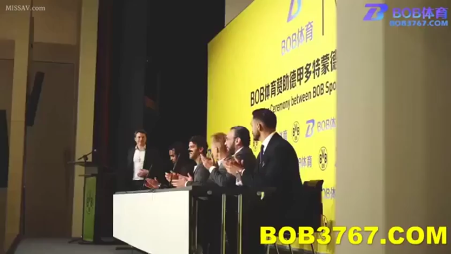 坐姿 · 远景 · 西装 · 正常 · 鼓掌 · 话筒 · 商务 · 发布会现场