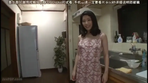 全身 · 站立 · 微笑 · 居家 · 厨房 · 连衣裙 · 正面 · 冰箱