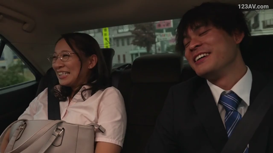 坐姿 · 中景 · 手提包 · 熟女 · 开心 · 汽车后座 · 职业衬衫 · 谈笑