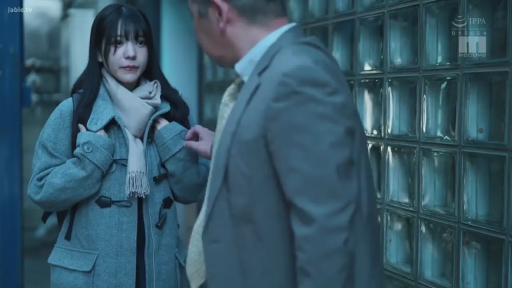 搭讪 · 困惑 · 站立 · 中景 · 墙边 · 背包 · 剧情向 · 灰色大衣