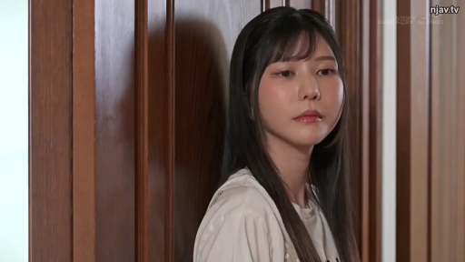 室内 · 面部 · 忧郁 · 站立 · 注视 · 日常 · 白色T恤 · 木门