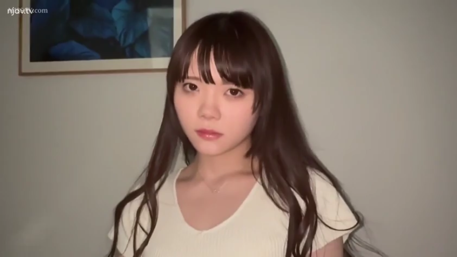 室内 · 白色短袖 · 平静 · 面部特写 · 注视 · 正面直视