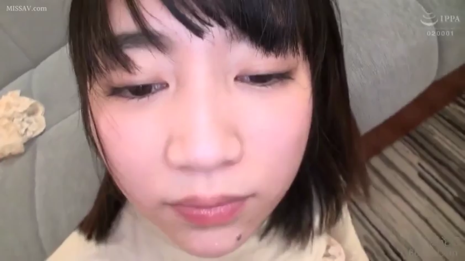 脸部特写 · 凝视 · 室内沙发 · 白色毛衣 · 平静表情 · 俯拍姿势