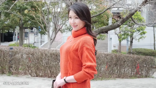 Half-body · Outdoor · 侧站 · 橙色高领毛衣