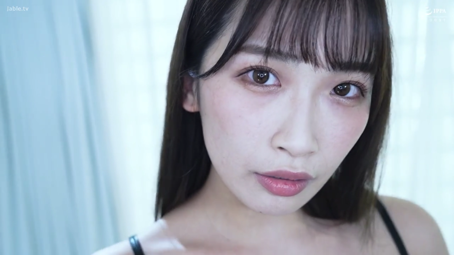 室内 · 脸部特写 · 对视 · 靠近镜头 · 诱惑表情 · 黑色吊带衫 · 长发齐刘海